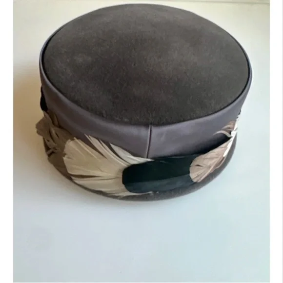 Schiaparelli vintage feather-trimmed pillbox hat, circa 1950s display picture 3